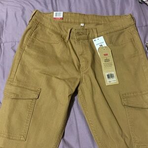 Women Levi’s mustard color cargo skinny stretchy jeans